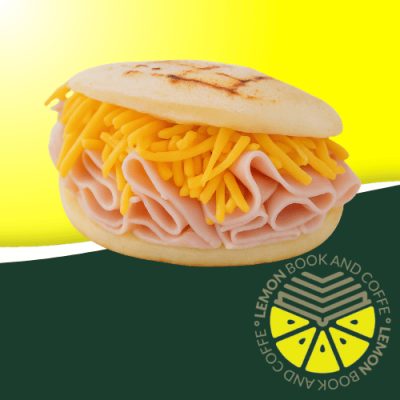 Arepa de jamón York y queso Gouda